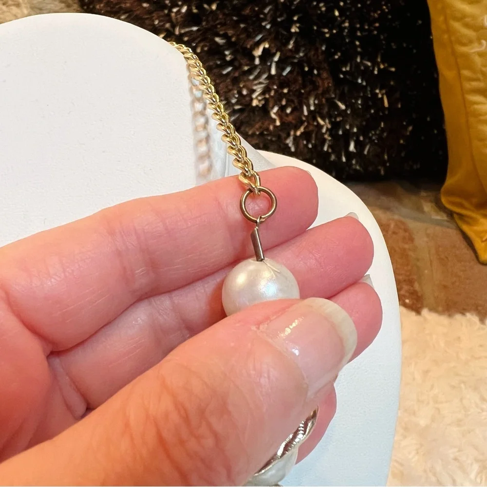 Pretty Silvertone goldtone, lightweight faux pearl, clear bling 16” necklace